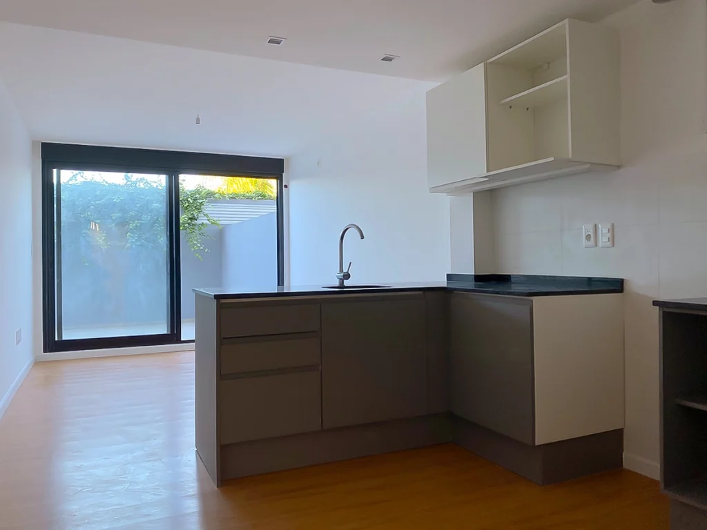 18.webp - Cocina Living apto 1 dormitorio con patio