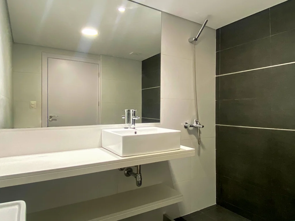 7.webp - Baño en suite apto 2 dormitorios